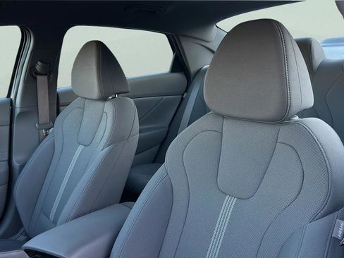 Certified 2025 Hyundai Elantra SE image 13