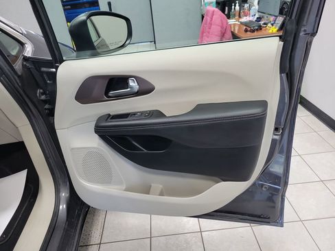 Used 2023 Chrysler Voyager LX image 25