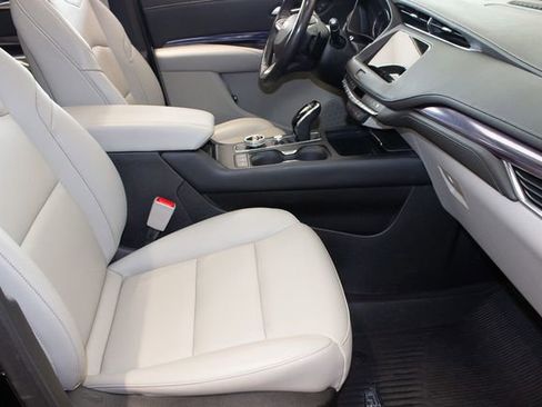 Used 2023 Cadillac XT4 Luxury w/ Cold Weather Package AWD/4WD image 10