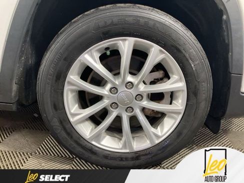 Used 2022 Jeep Cherokee Latitude Lux FWD image 24