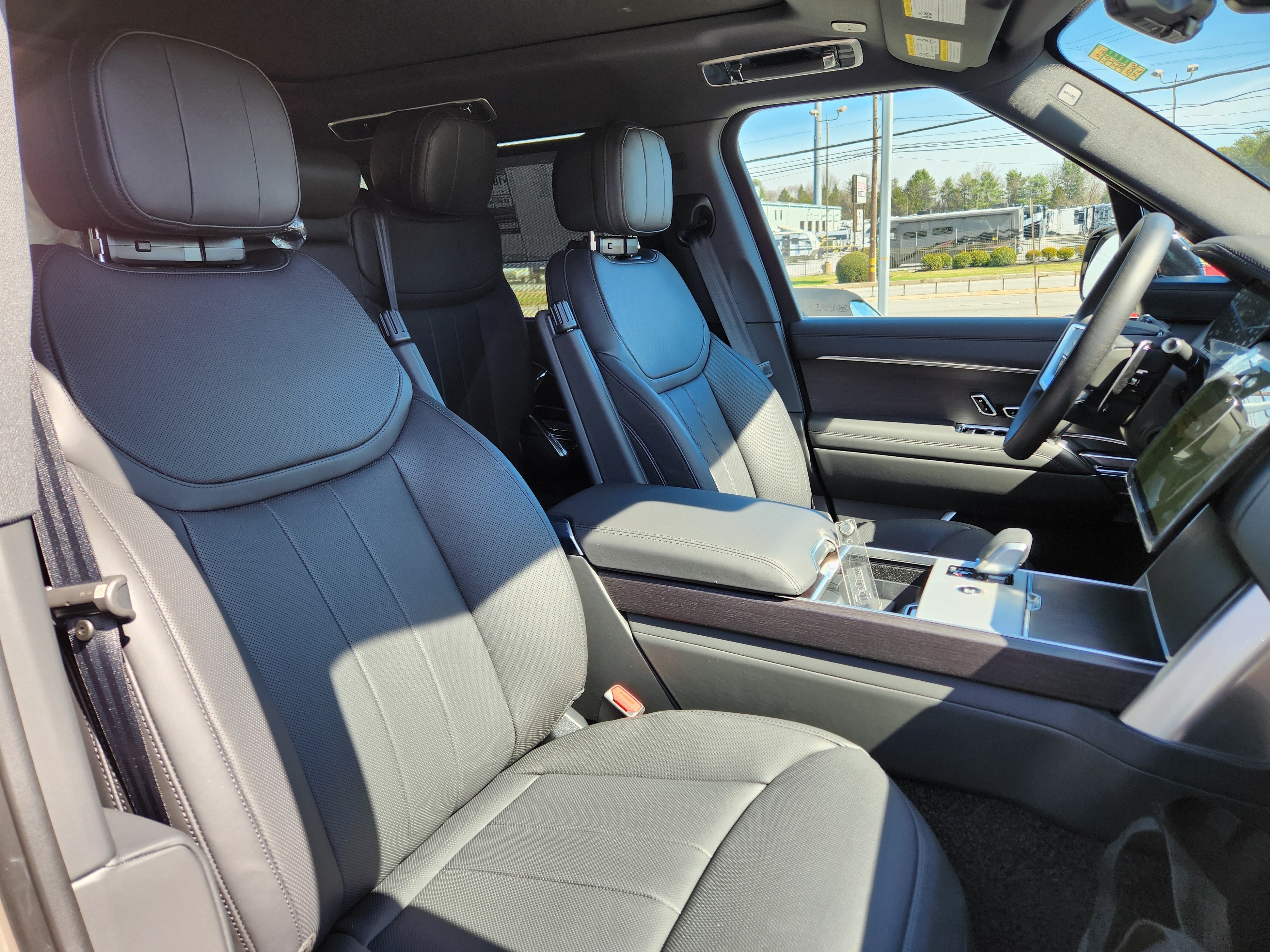 New 2026 Land Rover Range Rover Long Wheelbase SE AWD/4WD image 11