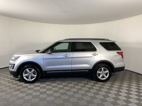 Used 2017 Ford Explorer XLT w/ Equipment Group 201A image 6
