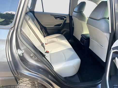 Used 2019 Toyota RAV4 XLE Premium FWD image 29