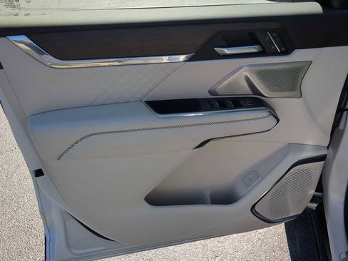 Used 2025 GMC Acadia Denali w/ Super Cruise Package image 11