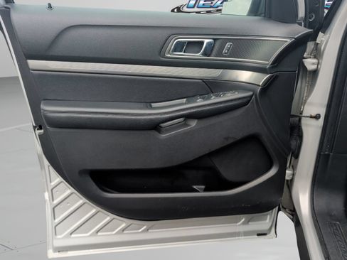 Used 2018 Ford Explorer XLT FWD image 16