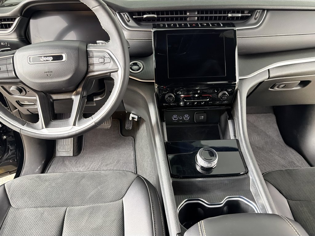 Used 2024 Jeep Grand Cherokee Altitude AWD/4WD image 24