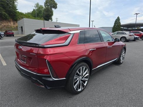 Used 2025 Cadillac Lyriq Luxury w/ LPO, Floor Liner Package AWD/4WD image 3