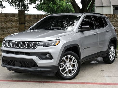 Used 2023 Jeep Compass Latitude AWD/4WD image 11