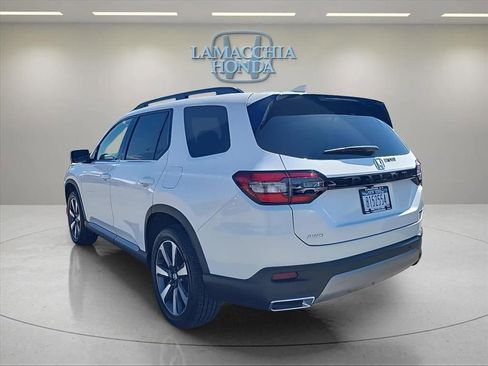 Used 2025 Honda Pilot Touring image 3