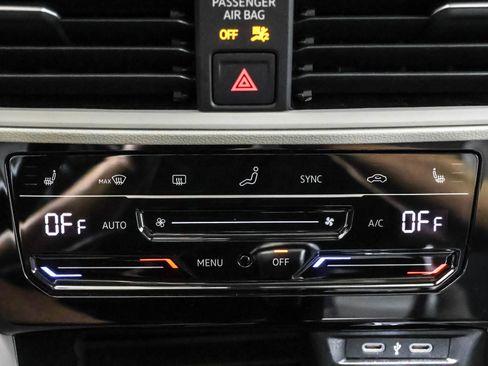 Used 2025 Volkswagen Jetta SE w/ Sunroof Package FWD image 30