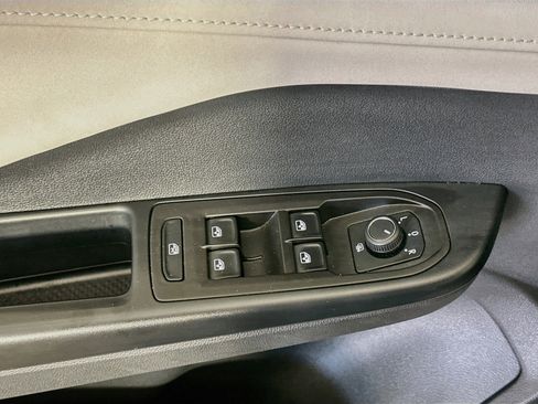 Used 2025 Volkswagen Taos SE FWD image 15