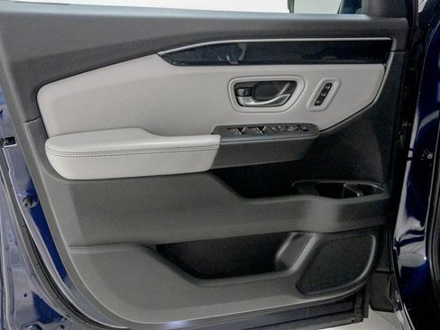 Certified 2025 Honda Pilot Touring image 17