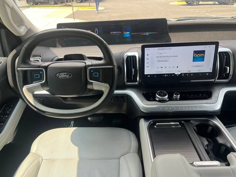Used 2025 Ford Expedition Max Platinum AWD/4WD image 16