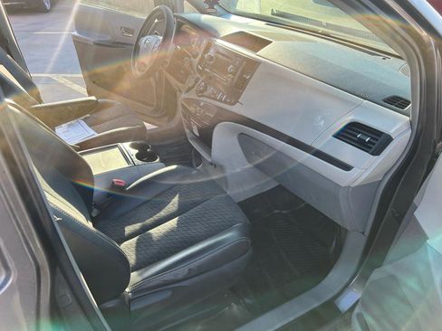 Used 2013 Toyota Sienna SE FWD image 31