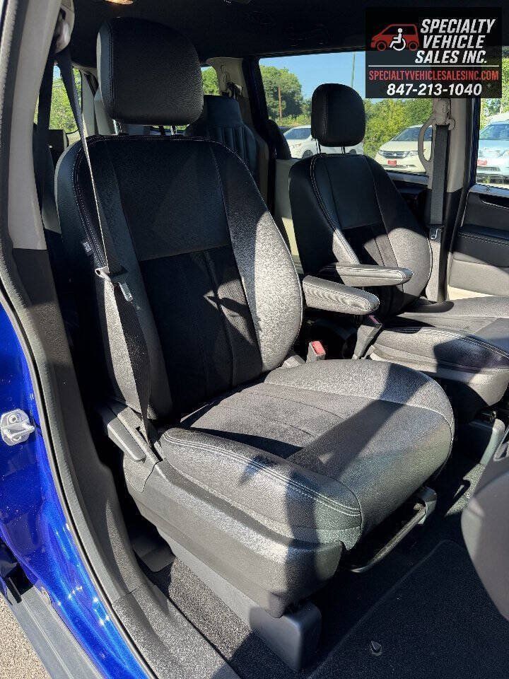 Used 2018 Dodge Grand Caravan SXT FWD image 32