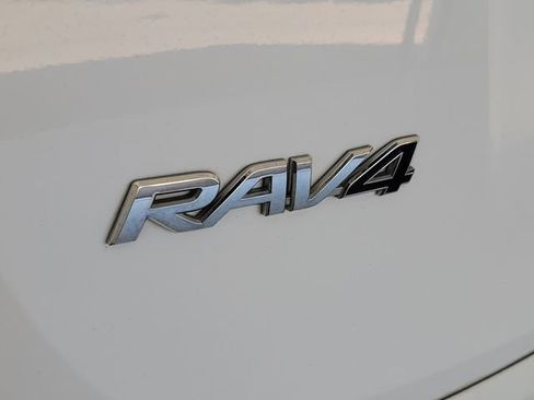 Used 2017 Toyota RAV4 LE FWD image 8