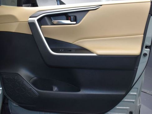 Used 2020 Toyota RAV4 XLE FWD image 14