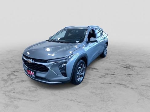 Used 2025 Chevrolet Trax LT w/ LT Convenience Package FWD image 6