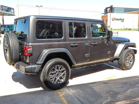 Used 2025 Jeep Wrangler Unlimited Sahara AWD/4WD image 5