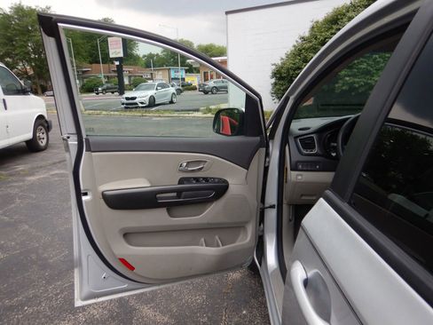 Used 2016 Kia Sedona LX image 10