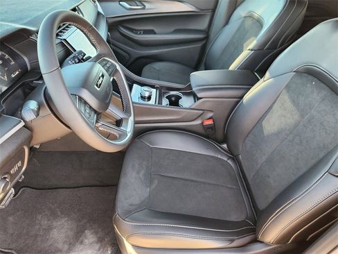 New 2025 Jeep Grand Cherokee Altitude image 9