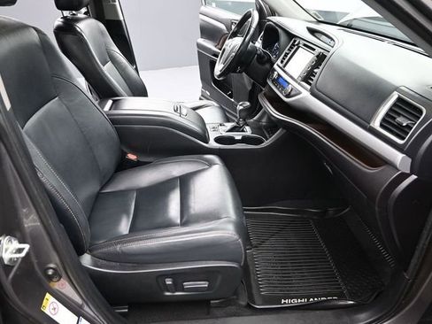 Certified 2019 Toyota Highlander XLE image 28