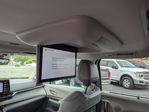 Used 2024 Toyota Sienna Limited FWD image 32