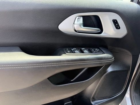 Used 2025 Chrysler Pacifica Limited FWD image 5