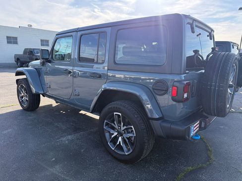 Used 2024 Jeep Wrangler Unlimited w/ Convenience Group AWD/4WD image 22