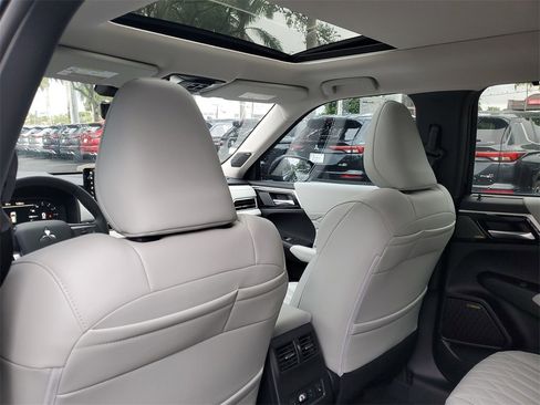 New 2025 Mitsubishi Outlander AWD image 11