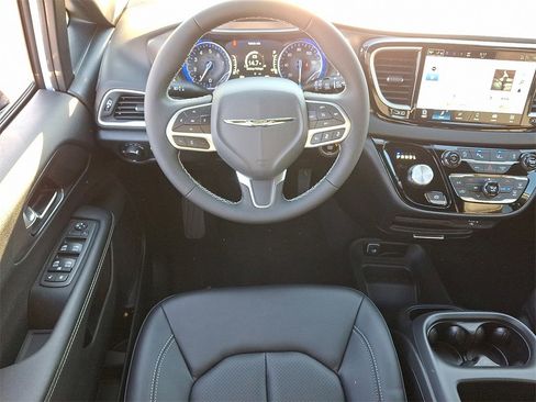 New 2026 Chrysler Voyager LX image 7