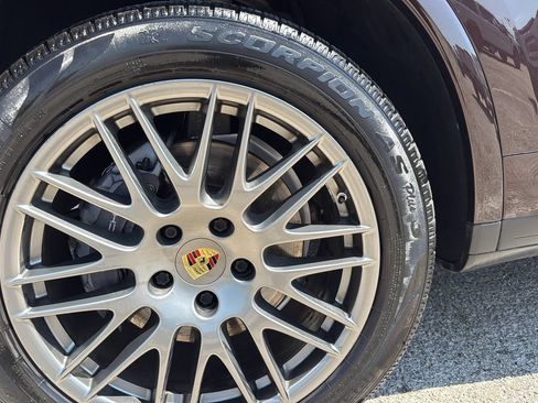 Used 2017 Porsche Cayenne Platinum Edition AWD/4WD image 28