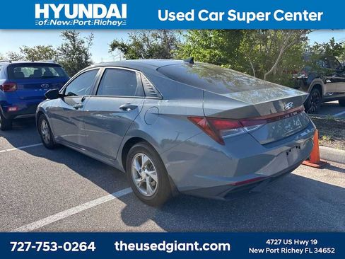 Used 2023 Hyundai Elantra SE image 2