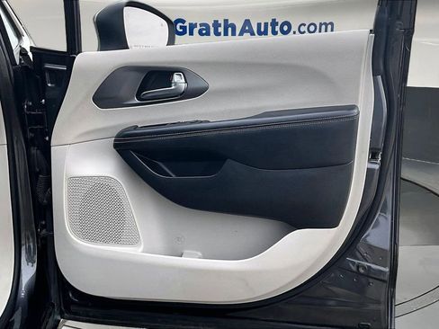 Used 2023 Chrysler Pacifica Touring-L FWD image 28