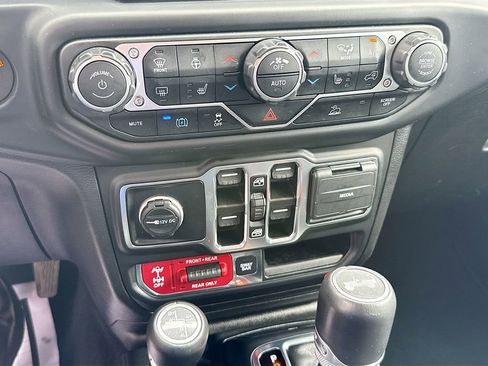 Used 2023 Jeep Wrangler Unlimited Rubicon 4xe w/ Cold Weather Group AWD/4WD image 17