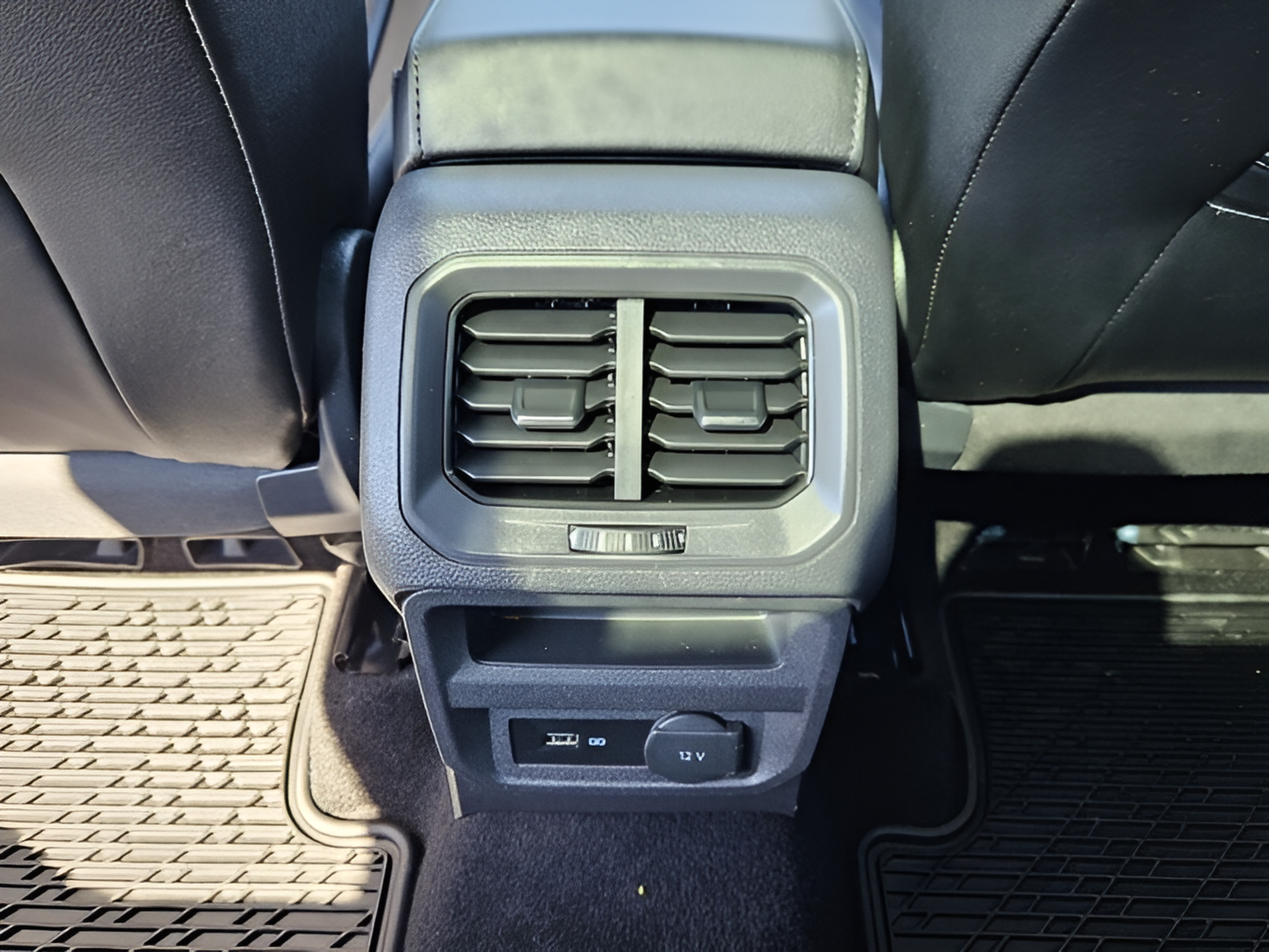 Used 2019 Volkswagen Tiguan SE w/ Panoramic Sunroof Package FWD image 11