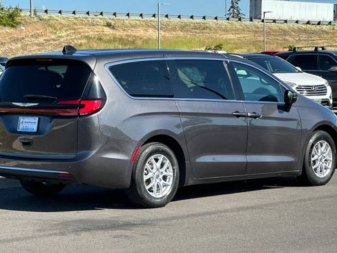 Used 2023 Chrysler Pacifica Touring-L FWD image 3