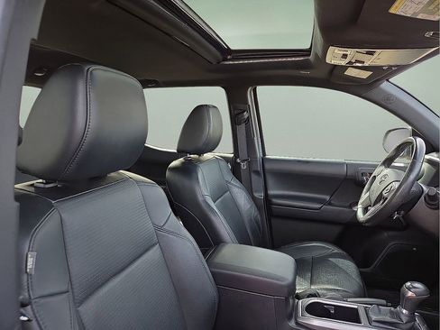 Used 2021 Toyota Tacoma Limited image 14