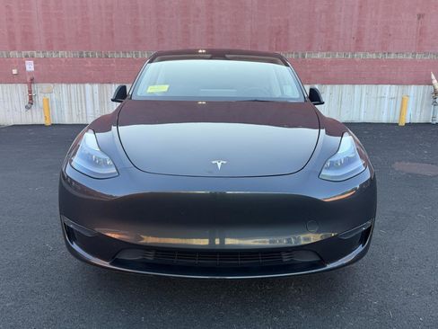 Used 2024 Tesla Model Y Long Range AWD/4WD image 2