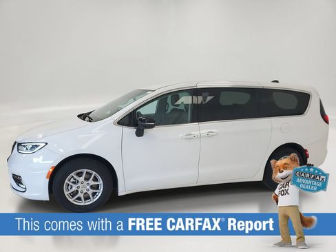 Used 2024 Chrysler Pacifica Touring-L FWD image 3