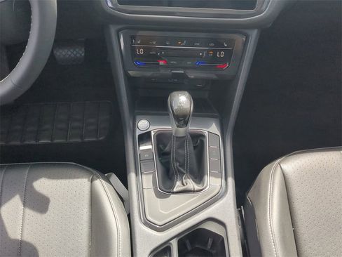 Used 2024 Volkswagen Tiguan SE image 23