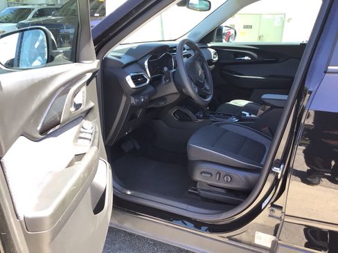 Used 2023 Chevrolet TrailBlazer LT w/ Convenience Package FWD image 5