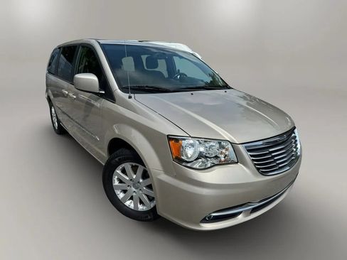 Used 2013 Chrysler Town & Country Touring FWD image 2