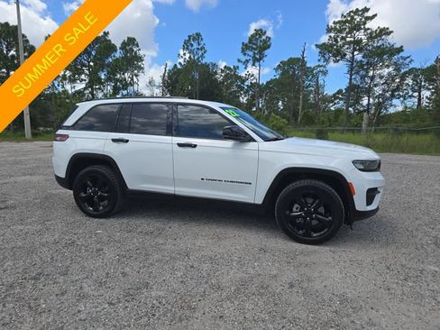 Certified 2022 Jeep Grand Cherokee Altitude AWD/4WD image 2