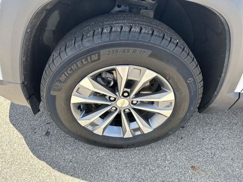 Used 2025 Chevrolet Equinox LT AWD/4WD image 14