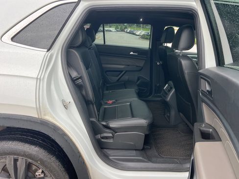 Certified 2022 Volkswagen Atlas Cross Sport SEL R-Line AWD/4WD image 30