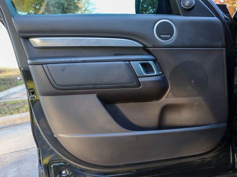 Used 2017 Land Rover Discovery First Edition image 13