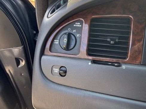 Used 1998 Lincoln Town Car Signature RWD image 16