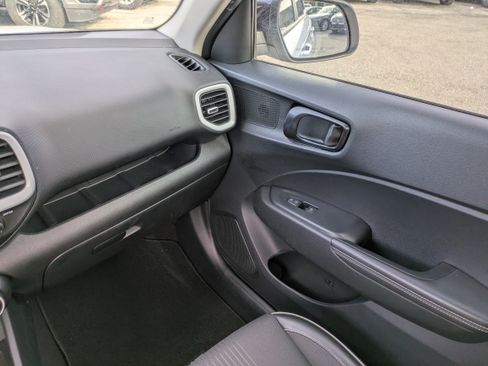 Used 2023 Hyundai Venue Limited image 17