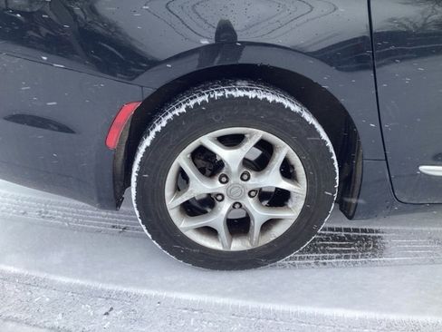 Used 2017 Chrysler Pacifica Touring-L image 9